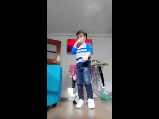 video глупая мамаша разрешает своему сыну слушать инстасамку и курить вэйп снимая тик ток sex