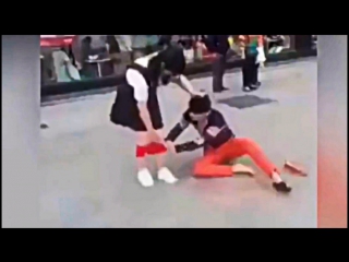 video чувак пытается снять с девушки трусы прикольное видео sex