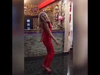 video соблазнительная мамочка в красном нижнем белье sex