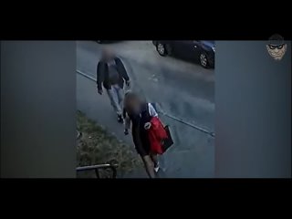 video молодые засунул руки под одежду школьницы и пытался ее раздеть sex