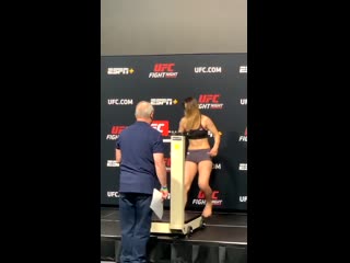 video девушка боец ufc упала в обморок во время взвешивания sex