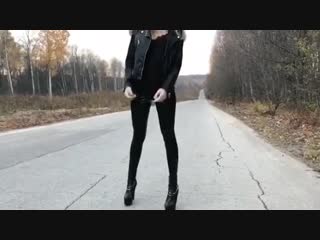 video девушка в латексные леггинсах и в туфлях на высоких каблуках утром возвращается домой после жесткого тусича high sex