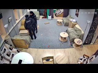 video полуобнаженный неадекват разбил головой стекло чтобы поспать с котиками в котокафе в липецке sex