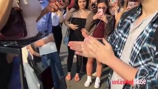 video девушка на улице дает прохожим потрогать грудь и вагину реальная эротика sex