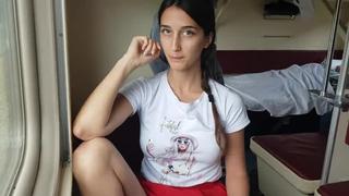 video девушка едет в поезде без трусиков и показывает киску sex