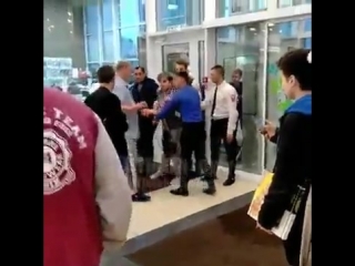 video в одном из трц города тюмени мадемуазель предварительно нализавшись помоев местного пивзаводанапала на сотрудников sex