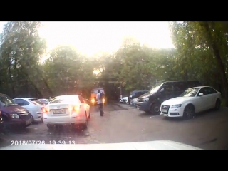 video агрессивный хам с ребенком напал на автомобиль мне нужно было проехать со двора подошёл неизвестный мне гражданин sex