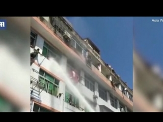 video мощная струя из брандспойта заставила пересмотреть планы на жизнь девушку собирающуюся спрыгнуть из окна в китае sex