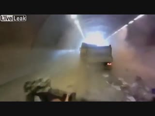 video грузовик разорвал легковой автомобиль который слишком резко затормозил sex