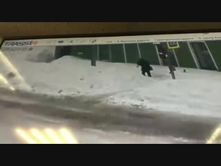 video в поселке рощино под питером на пешехода с крыши сошла целая лавина засыпало с головой женщина выжила но чудом sex