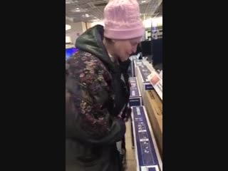 video в российский магазин электроники пришла необычная бабуля которой был не нужен продавец консультант sex