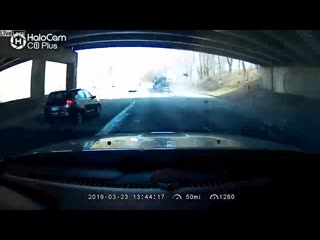 video просто снесло крышу водитель автовоза не учел высоту моста и разнес перевозимый автомобиль в труху sex