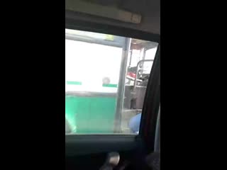 video водитель автобуса разозлился из за того что таксист не дал ему перестроиться в левый ряд sex
