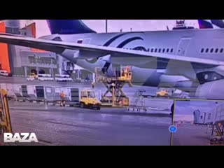 video грузчик аэропорта шереметьево очень серьезно пострадал случайно поскользнувшись во время погрузки багажа на борт sex