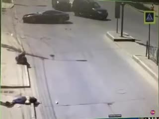 video в самаре женщину с ребенком шедших по тротуару тротуару сбил белый автомобиль toyota sex