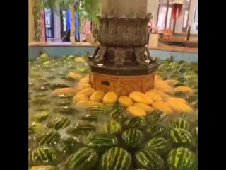 video фонтан в гуме заполнили арбузами и дынями оригинально но зачем столько добра переводить sex