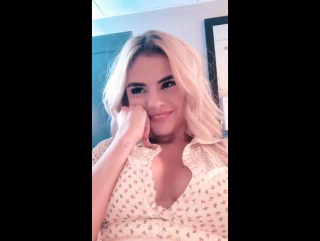 video selena gomez с высунутой грудью селена гомес обнимает мальчика пошлое видео hot sex