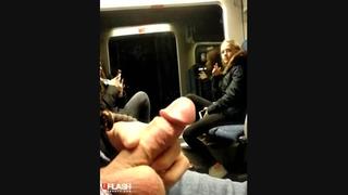 video юная девушка смотрит как мужик дрочит член в электричке sex