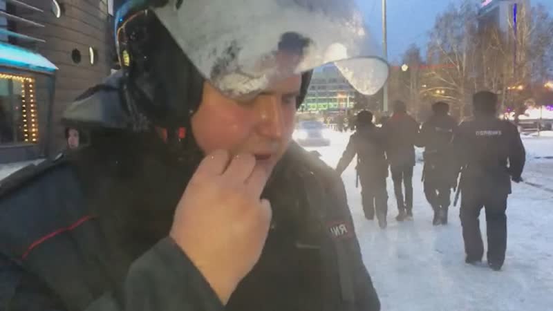 video красноярск 23012021 мирные протестующие брызгают в полицию слезоточивым газом sex