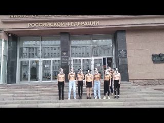 video защитницы молодые топлес провели акцию у минсельхоза в защиту коров просят перейти на пальмовое масло sex