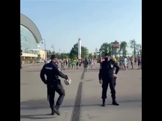 video тот случай когда обычный сотрудник полиции обращается с мячом лучше чем игроки национальной сборной sex