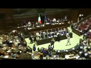 video депутаты в итальянском парламенте чуть не начали потасоу из за решения правительства страны оказать военную помощь sex