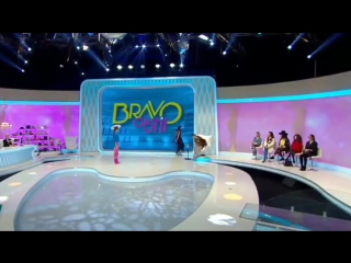 video ведущая оголилась в прямом эфире подумав что у нее в трусах паук sex