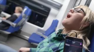 video мощный оргазм в поезде девушка кончила от дистанционного вибратора sex
