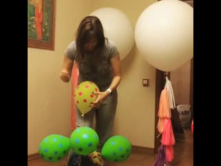 video девушка лопает шарики после праздника sex