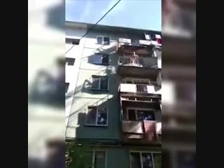 video мужик показывает комунальщикам что его балкон в аварийном состояние sex