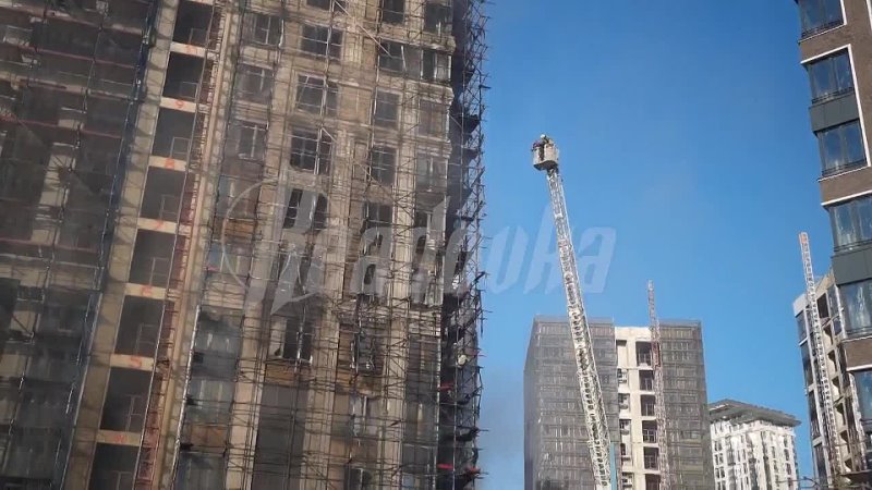 video в жк west garden горят строительные леса при тушении пострадал сотрудник мчс sex
