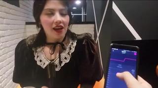 video девушка кончает сидя на вибраторе на улице голая мастурбирует дрочит на уроке в школе села на дилдо фаллос самотык sex