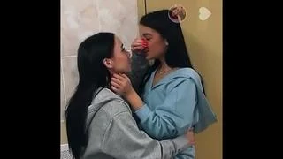 video слив шлюшка амина tenderlybae сосется с лесби подружкой твои блогерши sex