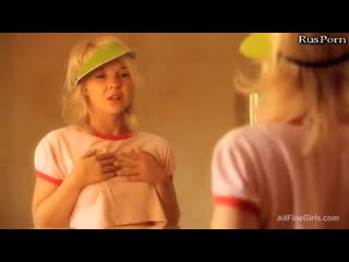 video молоденькая скромная девушка раздевается перед зеркалом sex