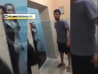 video буйные соседи избили жителя дома за замечание не тусоваться в ночное время в подъезде москва sex