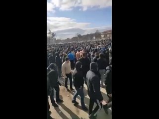 video в запорожье собралась большая толпа людей им обещают раздать оружие для участия в территориальных батальонах sex
