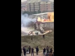 video в китае отчаянный мужчина с помощью фейерверков отбился от экскаватора sex