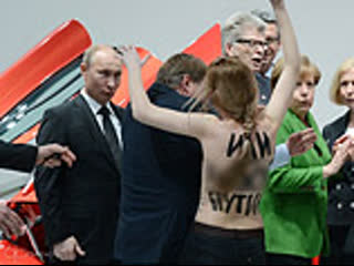 video активистки femen показывают грудь путину и меркель президенту рф понравилось sex