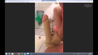 video развод русских девчонок в скайпе девушка бодро демонстрирует свои умения в глубоком минете и глубину своей письки sex