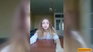 video молодая студентка откровенно показывает грудь в перископе periscope sex
