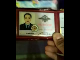 video пьяный майор полиции в общественном месте размахивала своим удостоверением sex