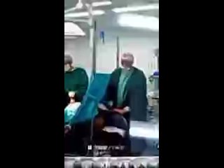 video анестезиолог засовывал свой член в рот пациентке пока она была под наркозом во время кесарево сечения sex