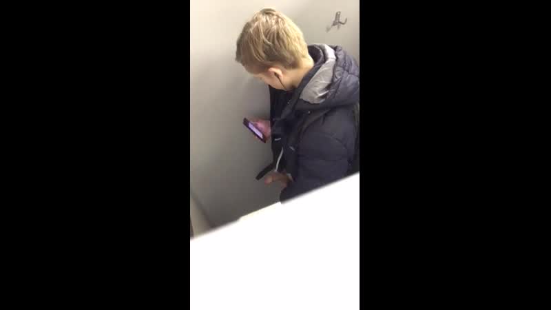 video парни натуралы дрочат в туалете sex