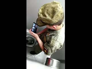 video парни натуралы дрочат в туалете sex