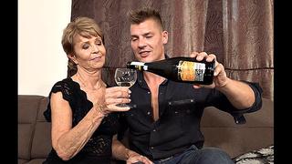 video порно ей 68 старуха попросила выебать её mature gilf granny romana sex