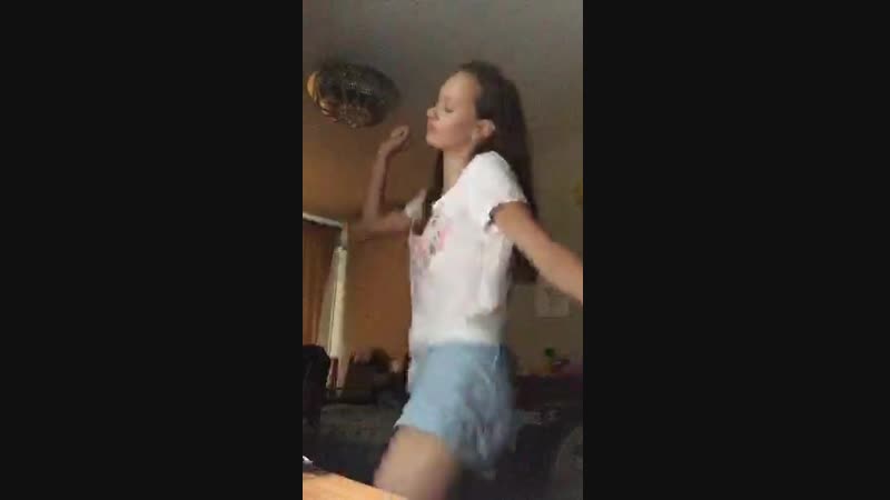 video тверк и не только от миленькой девушки в коротеньких шортиках перископperiscope sex