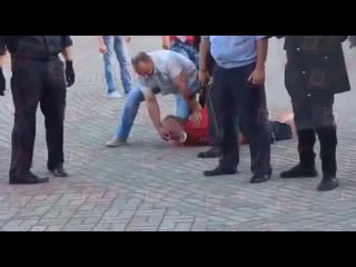 video начальник ровд в волковыске беларусь разрывает ноздри лежащему на земле мужчине а вот это уже действительно sex