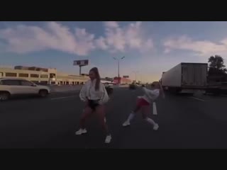 video жена подмосковного депутата перекрыла одну полосу мкада ради съемок клипа sex