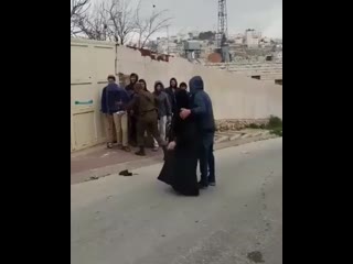 video видео нападения нескольких израильтян на палестинскую женщину с молодые в городе хеврон израиль палестина sex