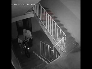 video дед сначала помог девочке а потом полез руками в ее трусики sex